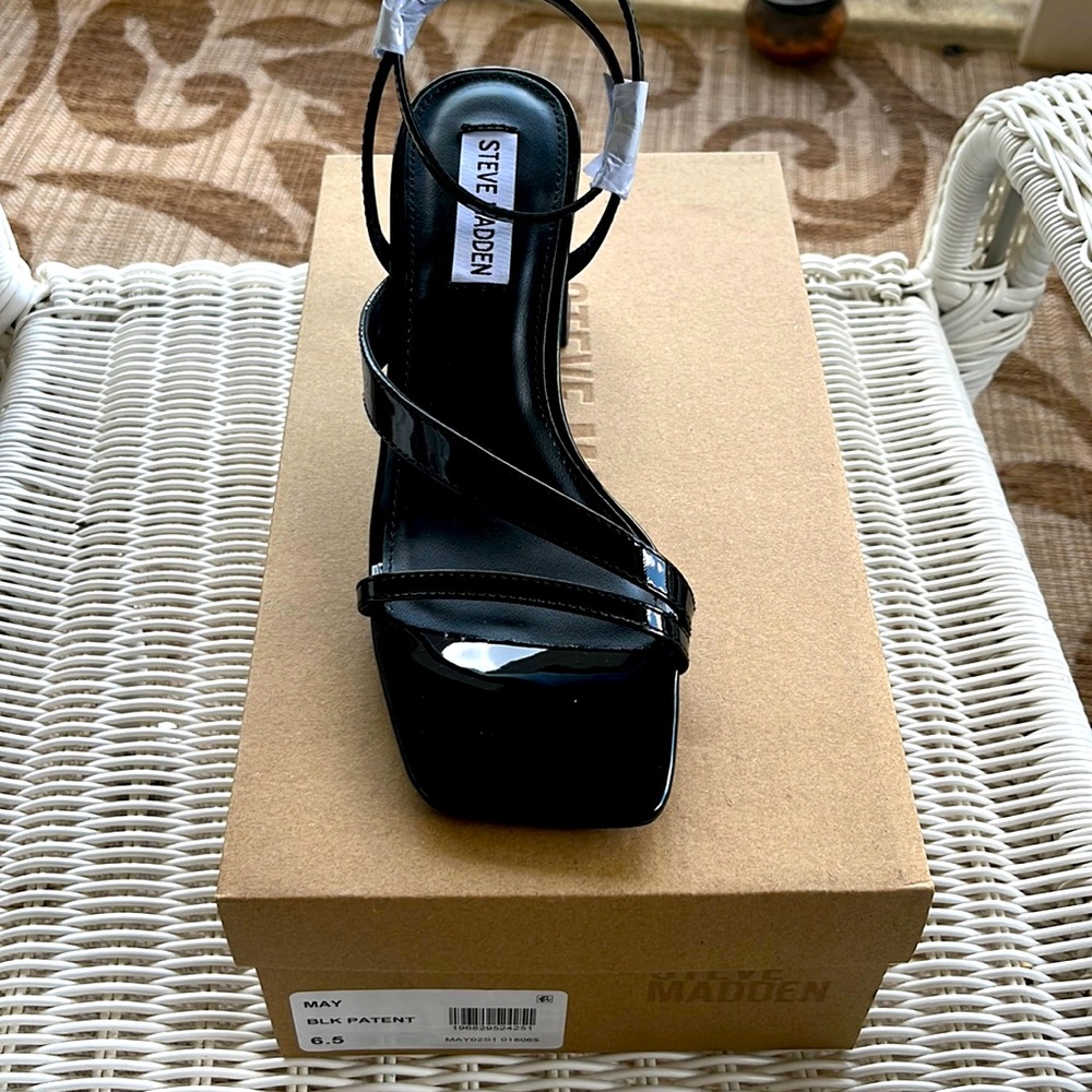 Steve Madden Black Patent Leather Med Heel Sandal Size: 6.5